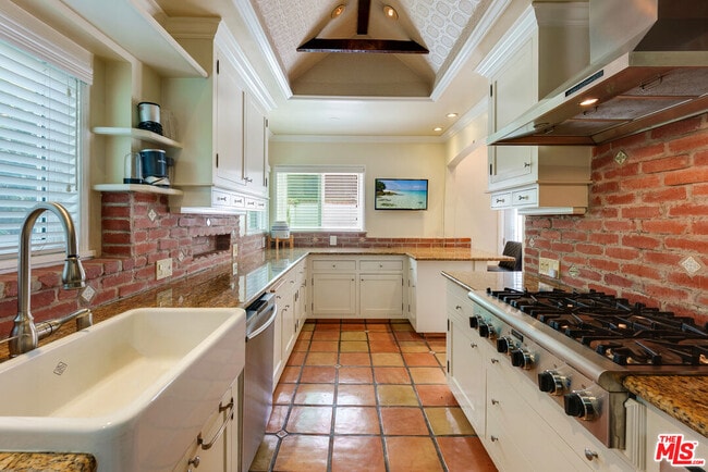 Photo - 3740 Lankershim Blvd