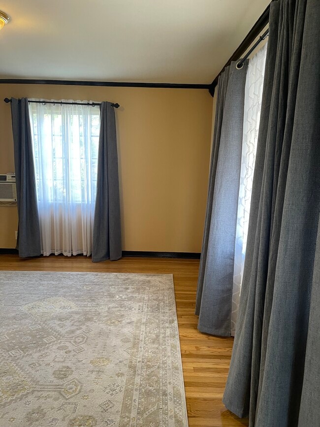 Building Photo - 1431 1/2 N Allen Ave Unit Studio with full kitchen