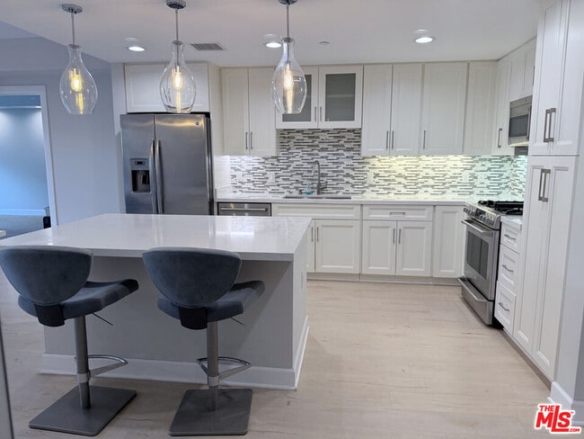 Building Photo - 5015 Balboa Blvd Unit 201