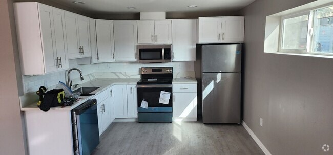 Building Photo - FANTASTIC 1 BEDROOM WITH OPEN FLOORPLAN FO... Unit ONE TIME RENTAL