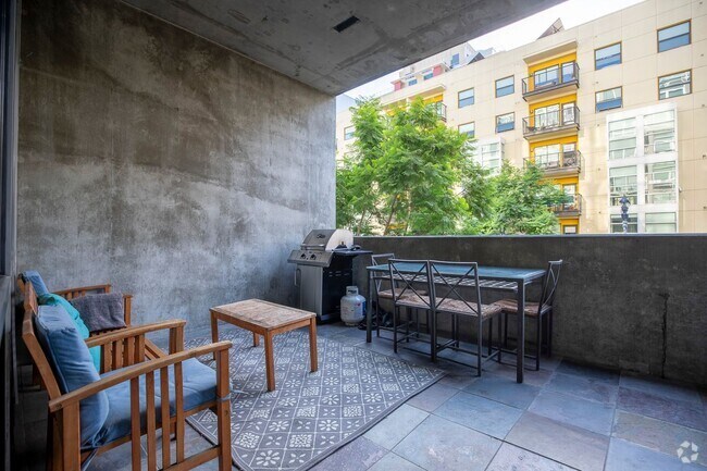 Building Photo - Stunning condo in East Village Unit 204