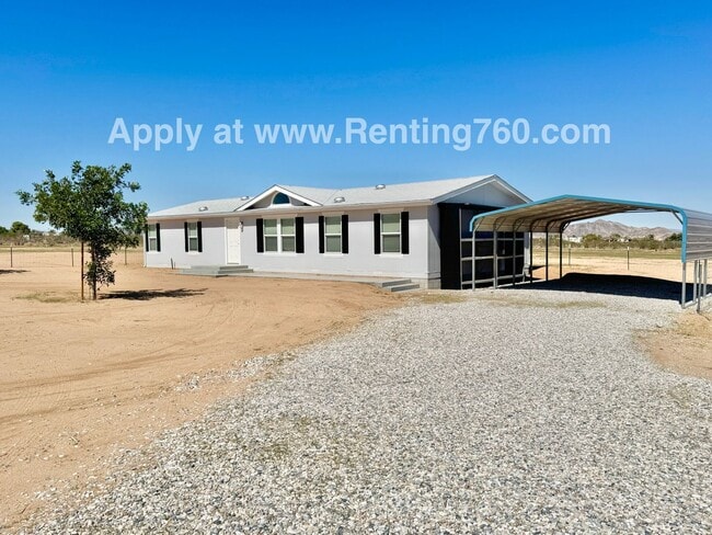 Building Photo - Huge 4 Bedroom Home!!