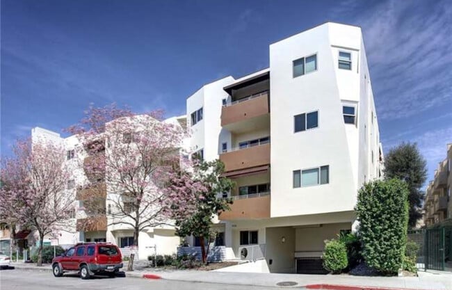 Building Photo - 5016 Bakman Ave Unit 407