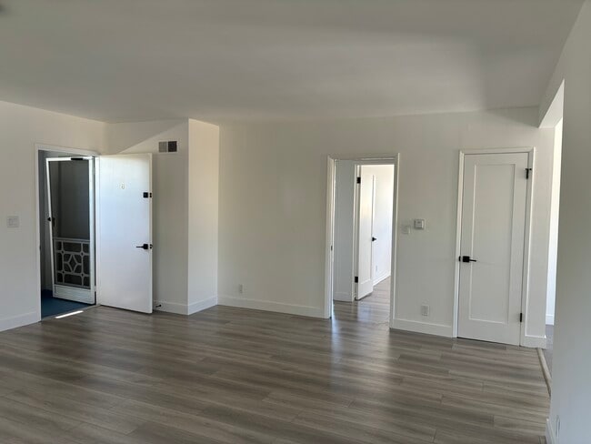 Building Photo - 347 6th Ave Unit B