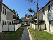 Courtyard - Vista Glen Apartments