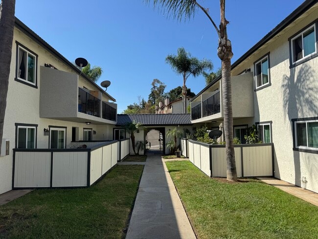 Courtyard - Vista Glen Apartments