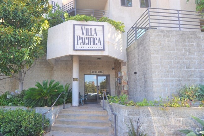 Building Photo - Spacious Lower Level Condo with all the Am...