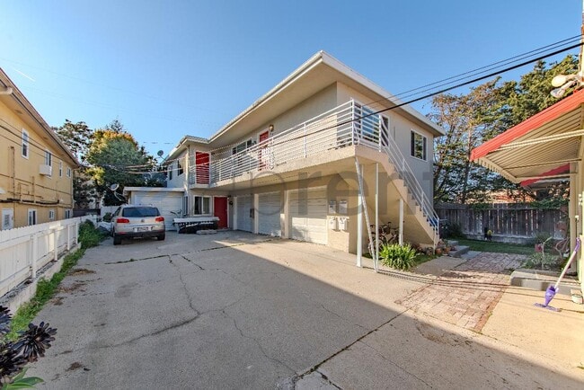 Building Photo - 705 S Pacific Coast Hwy