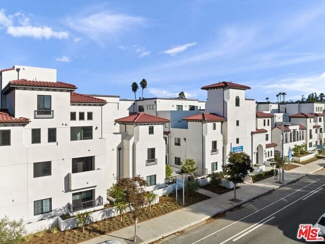 Building Photo - 5020 Woodman Ave Unit 317