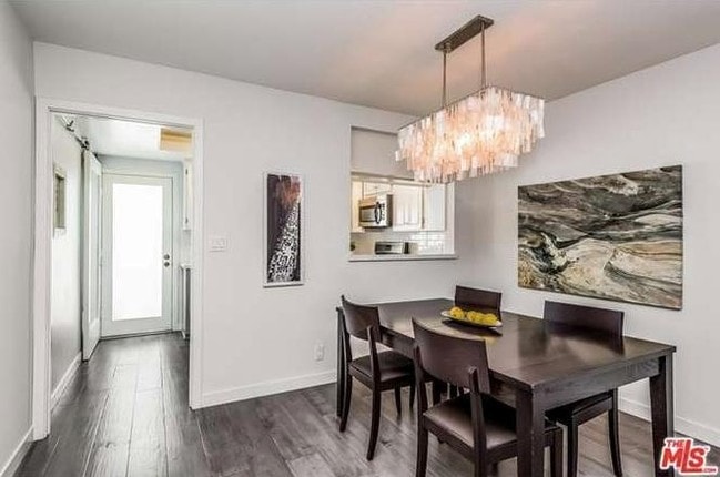 Dining area - 1606 S Barrington Ave Unit 6