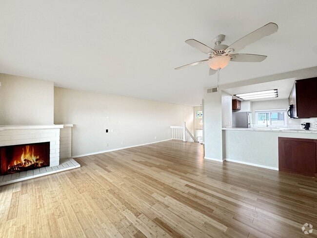Building Photo - Beautiful 2B 3BA Townhome w/ W/D and 2 Car...