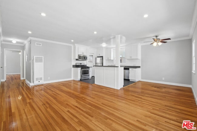 Building Photo - 5329 Vantage Ave Unit 3
