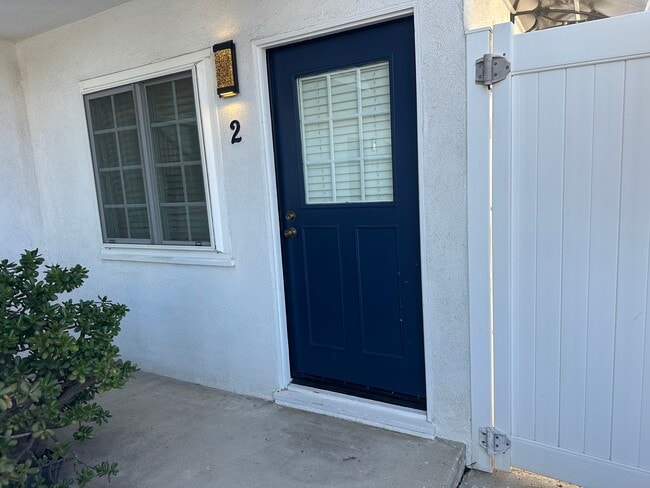 Front door unit 2 - 951 McCarthy Ct Unit 2