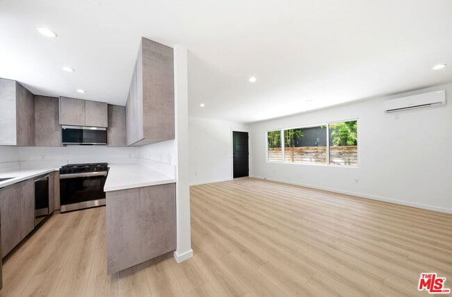 Building Photo - 333 6th Ave Unit B