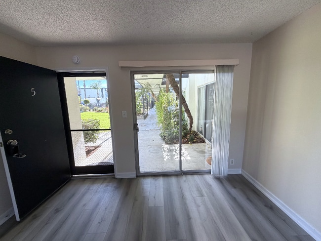 Photo - 931 W 19th St Unit 5