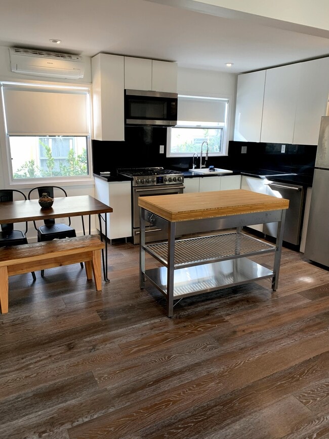 Building Photo - 1201 Bay St Unit A