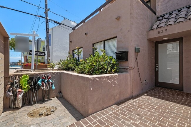 Building Photo - Mission Beach. 3 bedroom, 2.5 bath, 2 car garage, Unit 829