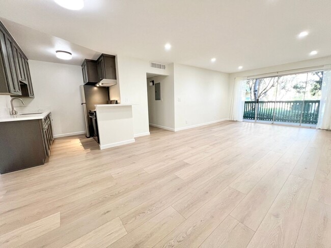 Building Photo - Gorgeous Stoneybrook Condo for Rent near C...