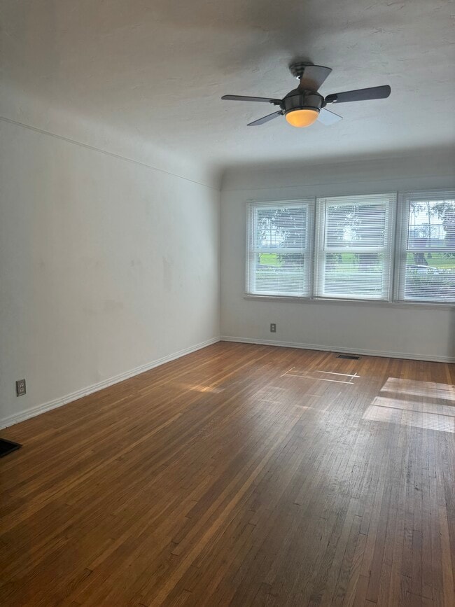Living room - 8618 McConnell Ave Unit 8618