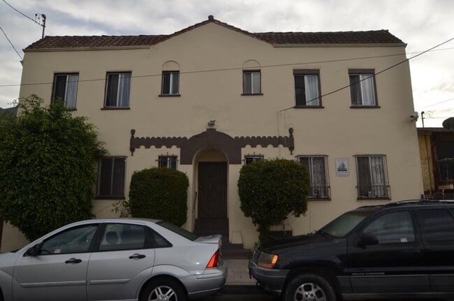 Building Photo - Budlong Apartments...Newly Renovated One Bedroom...Hardwood Floors! Unit 2410 B