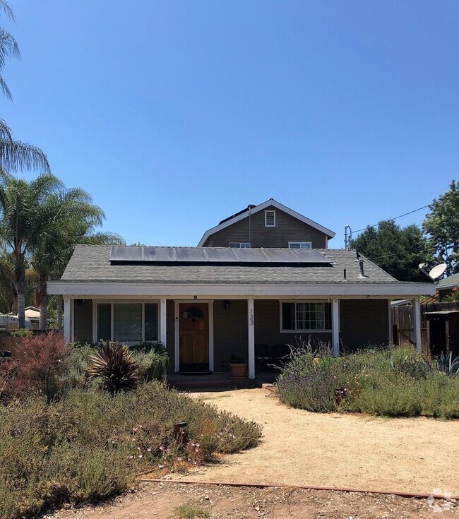 Building Photo - Single Family Home in Oak View!