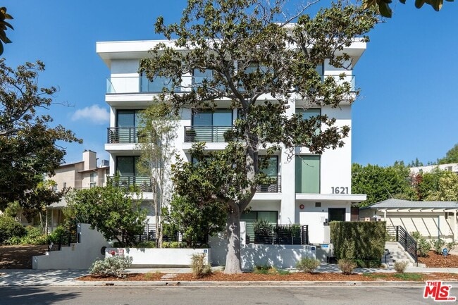 Building Photo - 1621 Malcolm Ave Unit 401