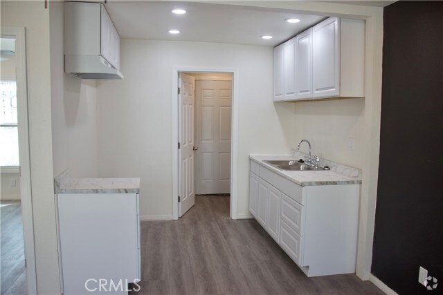 Building Photo - 366 E 55th St Rental