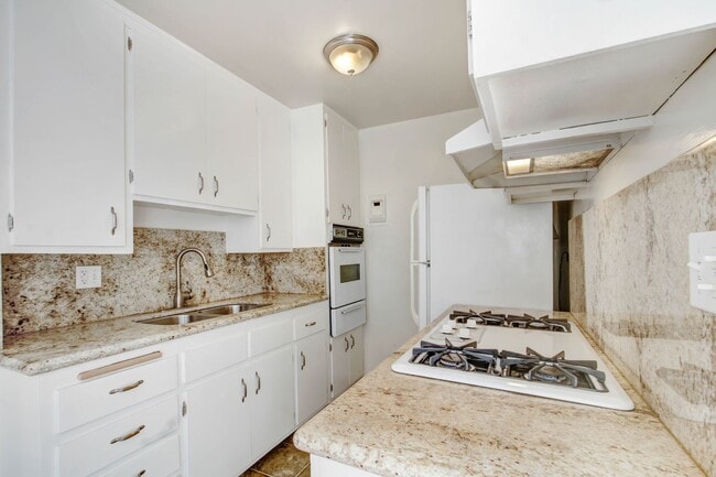 Building Photo - 1550 S Saltair Ave