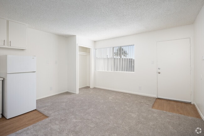 1BR, 1BA - 400SF - Living Room - Gondolier Apartments