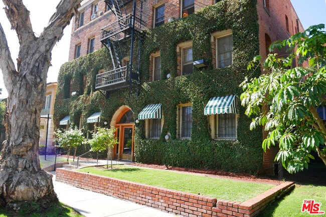 Building Photo - 611 Cloverdale Ave Unit 305