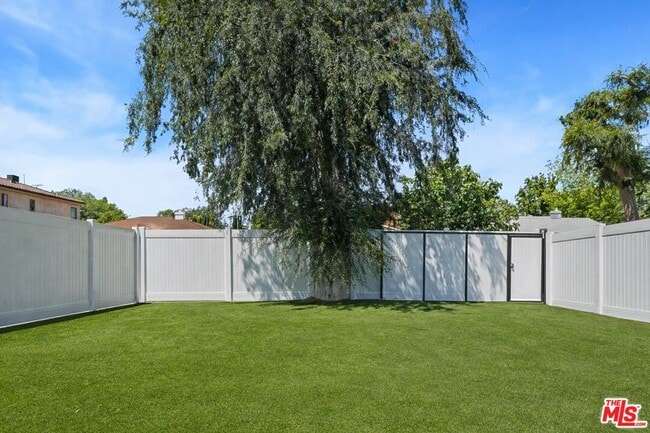 Photo - 13842 Hamlin St