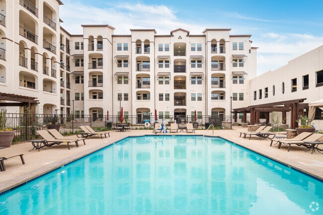 Pool and Spa - Centerpointe at Market