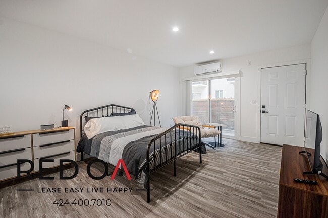 Building Photo - 1346 N Fuller Ave