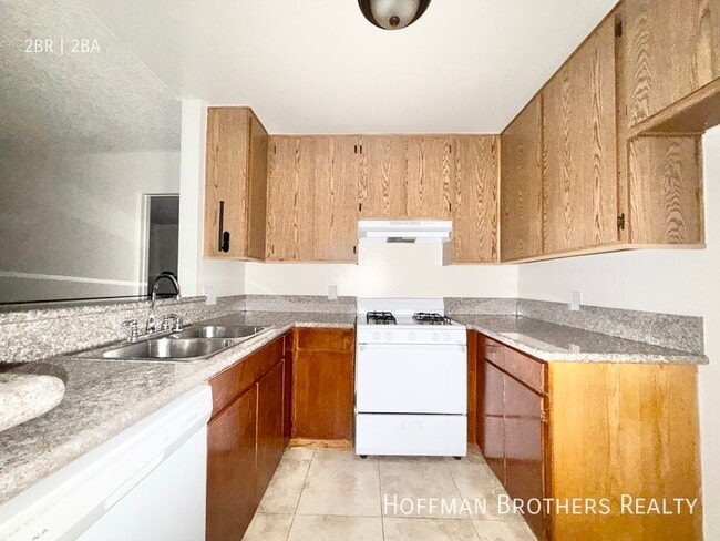 Building Photo - 15040 Vanowen St Unit 310