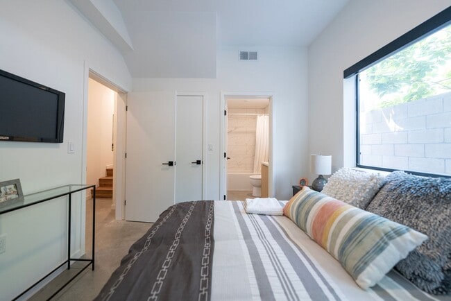 Photo - 527 S Wilton Pl