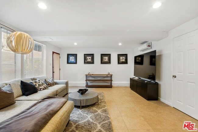 Building Photo - 917 N Curson Ave Unit #21