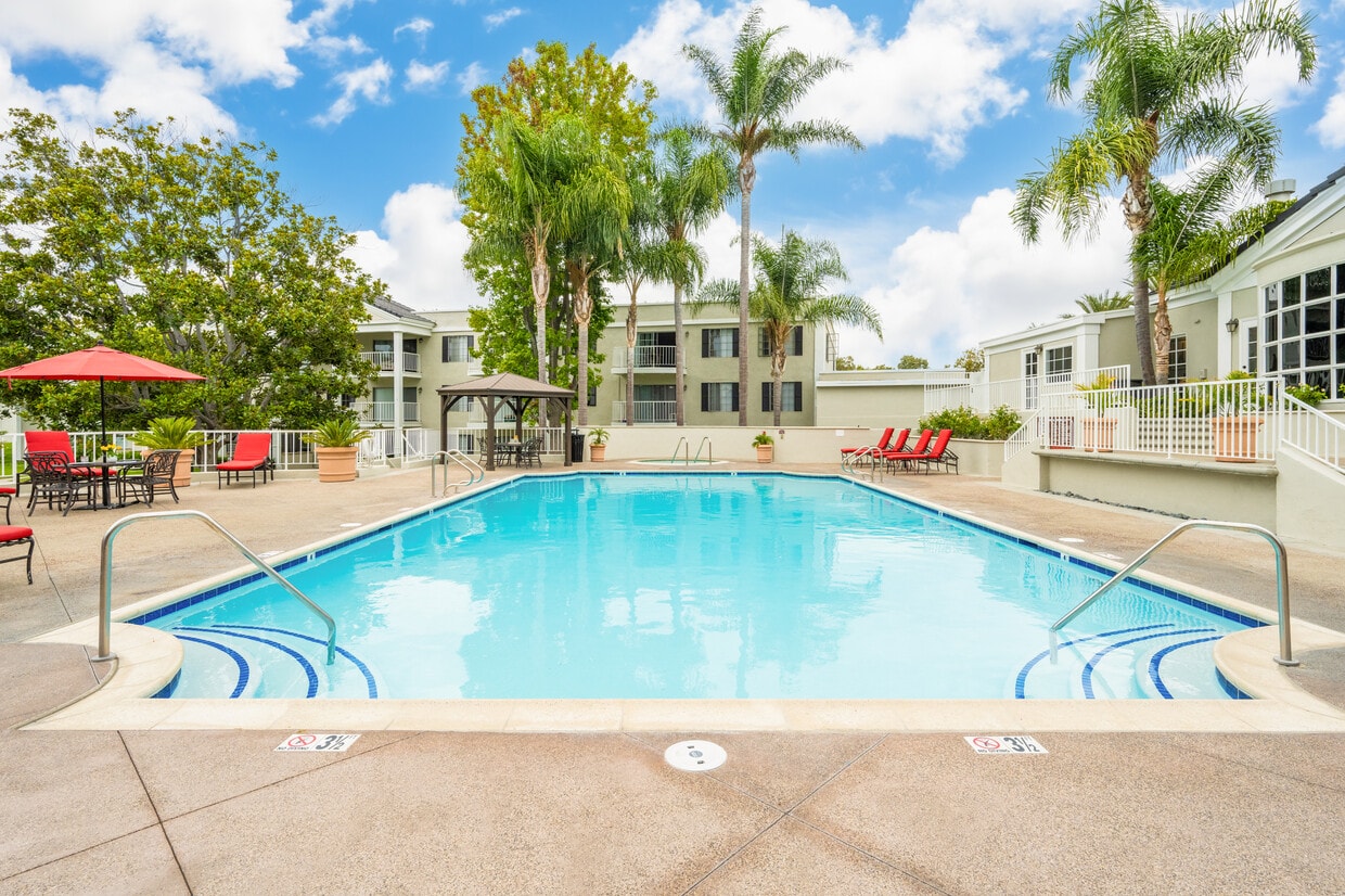 3D Tour - Versailles on the Lake Apartments