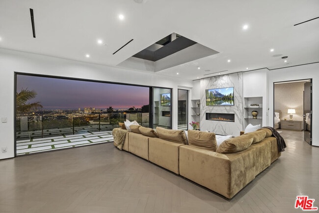 Photo - 1680 Sunset Plaza Dr