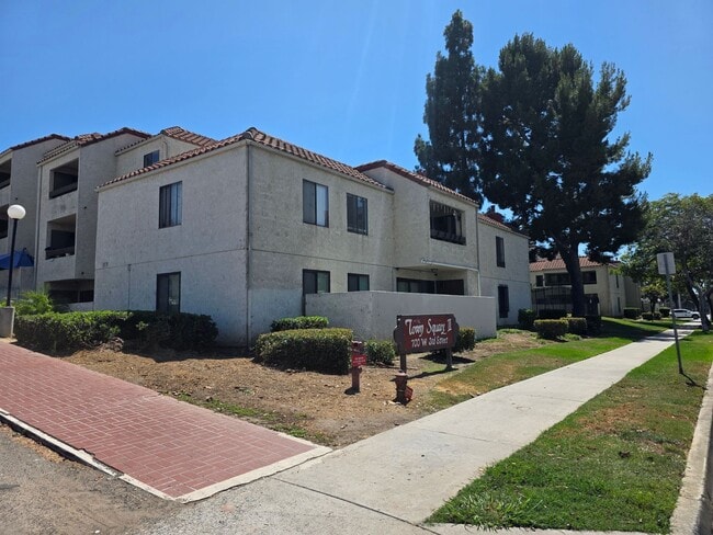 Building Photo - Santa Ana.  2 bedroom, 2 bathroom apartment! Unit A215