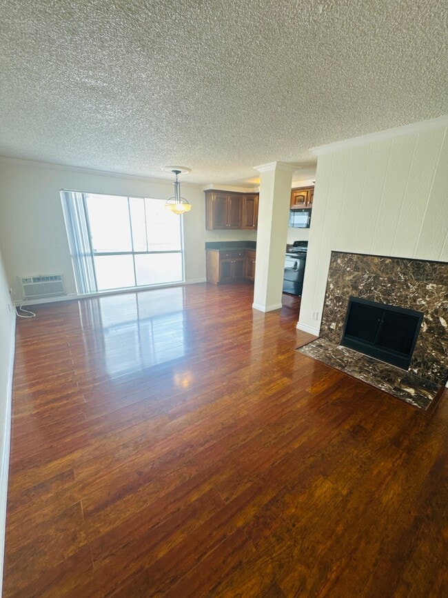 Building Photo - 2414 S Barrington Ave Unit 103