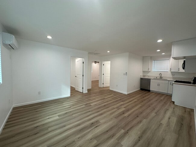 Building Photo - 14529 Hartland St