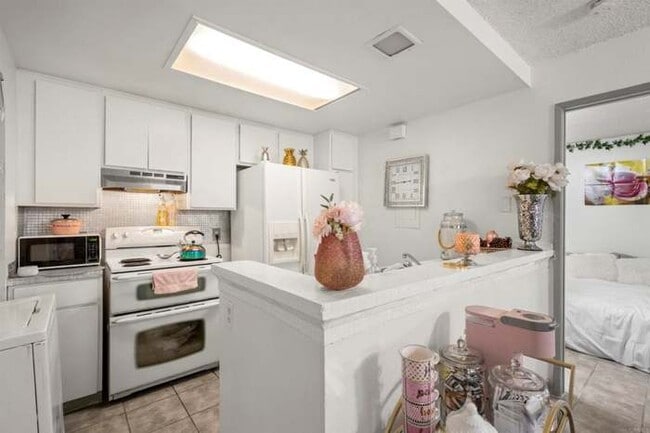 Photo - 2015 Dairy Mart Rd Unit 1