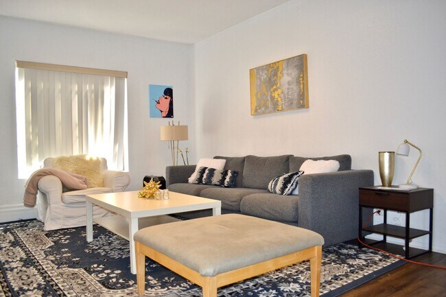 Building Photo - 721 W 32nd St Rental