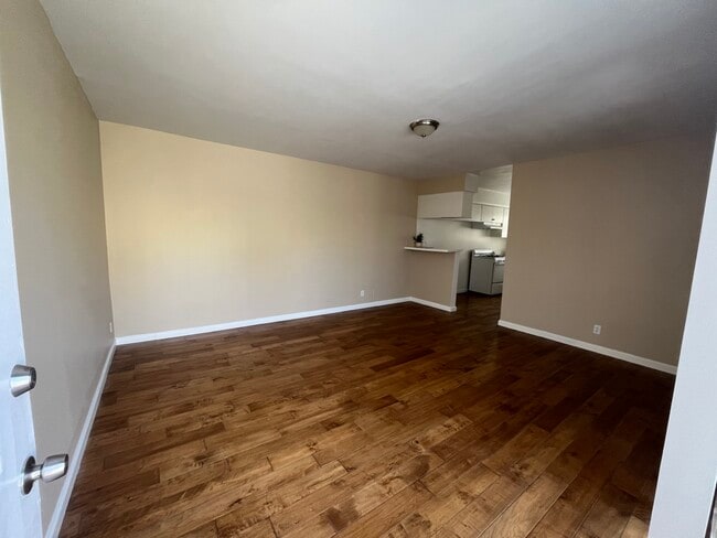 Building Photo - 6939 Hazeltine Ave Rental