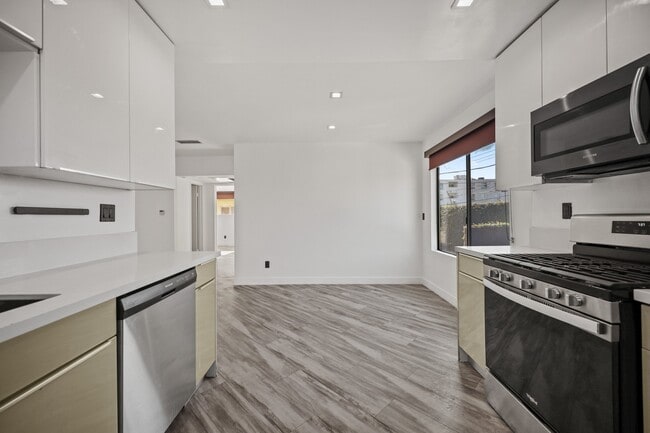 Photo - 955 N Oxford Ave Unit 5