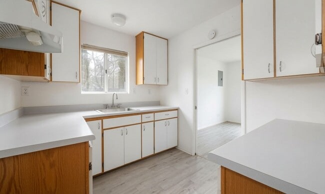 Photo - Beautiful Detached 1 Bedroom Home in Lakeside!