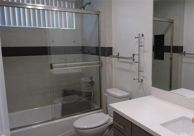 Photo - 18358 Saticoy St