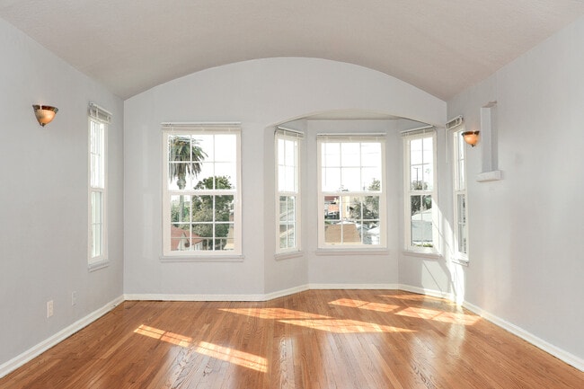 Photo - 1254 N Mariposa Ave