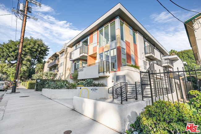 Building Photo - 2000 Beachwood Dr Unit 4