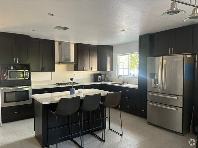 Building Photo - 9020 Roslyndale Ave Rental